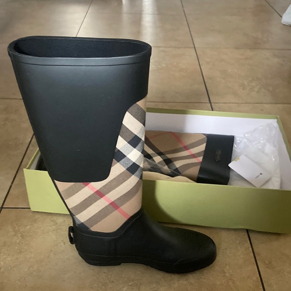 Burberry Shoes - New ♥️ Blueberry rain boot, size 36